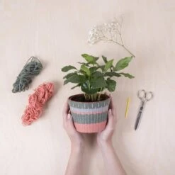 KIKKERLAND KNIT YOUR OWN PLANTER COVER KIT -Outdoor-Ausrüstungsgeschäft 5637990665 c knit your own planter cover kit kikkerland 24