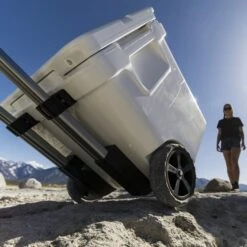 Yeti Coolers ROADIE 48 WHEELED - Kühlbox -Outdoor-Ausrüstungsgeschäft 5638039355 aa roadie 48 wheeled yeti coolers 24