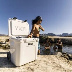 Yeti Coolers ROADIE 48 WHEELED - Kühlbox -Outdoor-Ausrüstungsgeschäft 5638039355 z roadie 48 wheeled yeti coolers 24